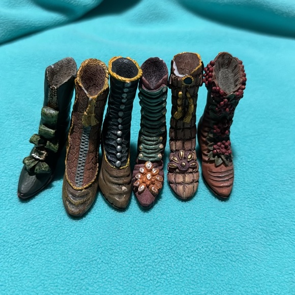 Set of 6 adorable vintage miniature womens’ porcelain or resin (?) boots - Picture 6 of 13